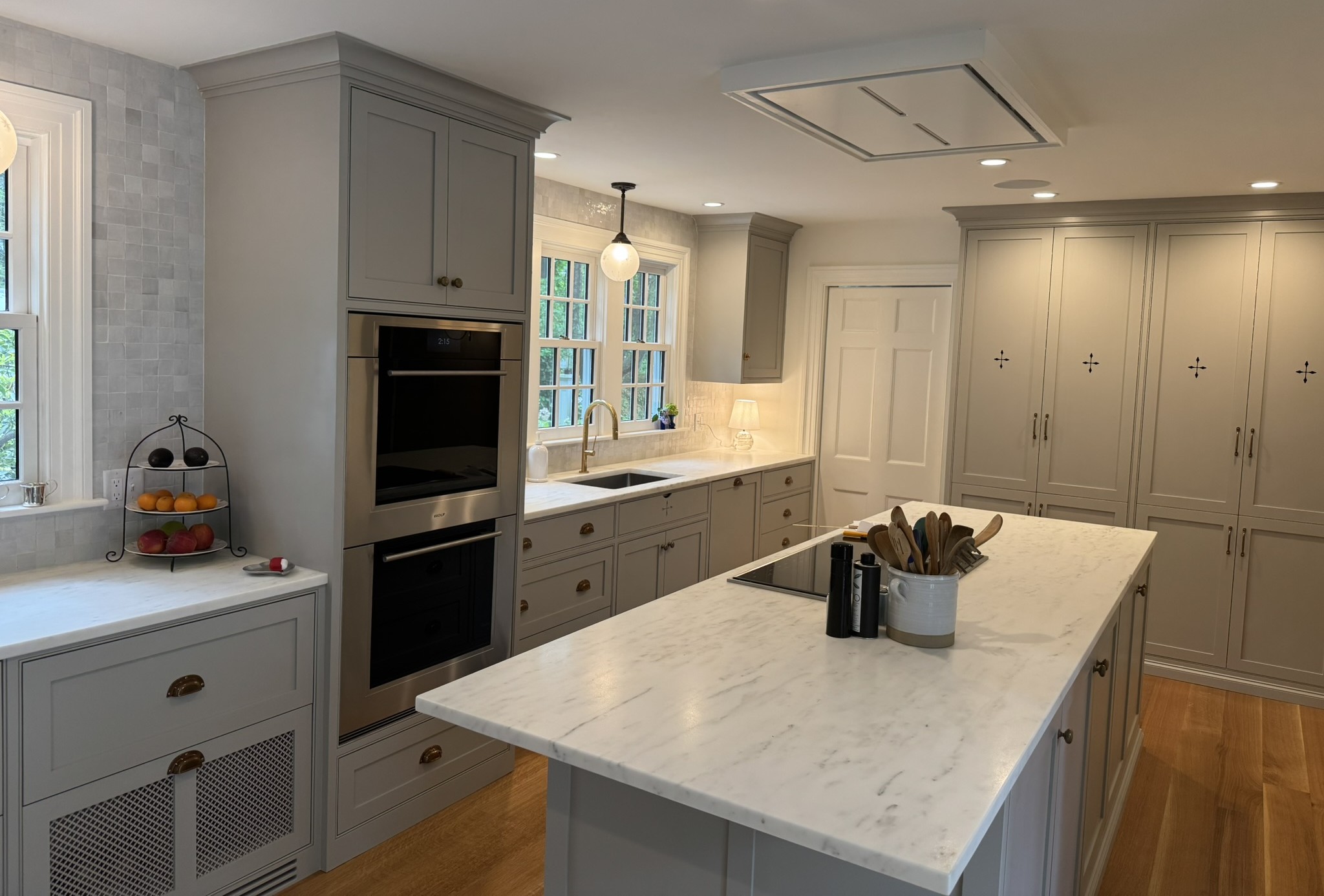 Wellesley Kitchen — 2 Island & Pantry