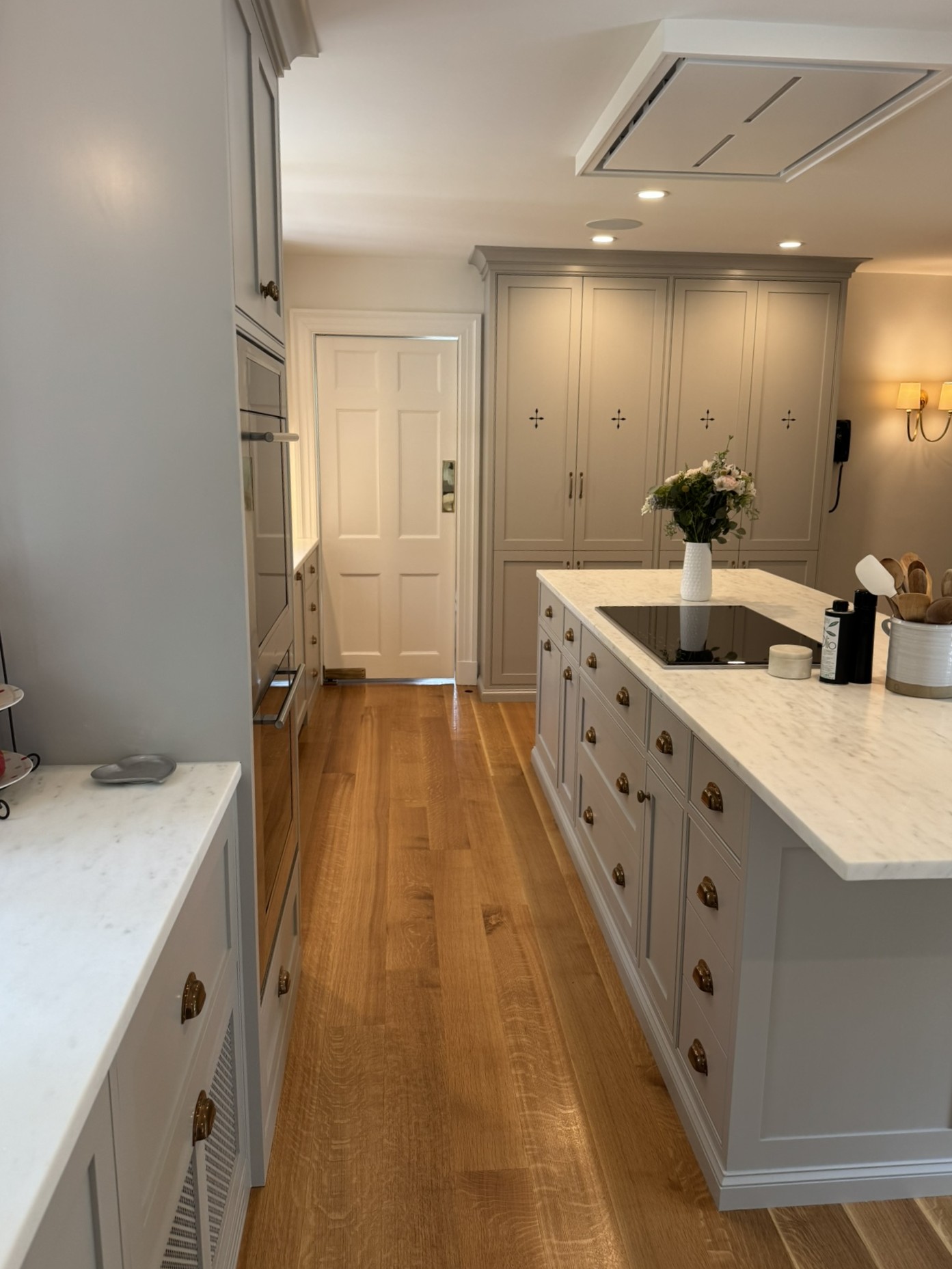 Wellesley Kitchen — 3 Island & Pantry